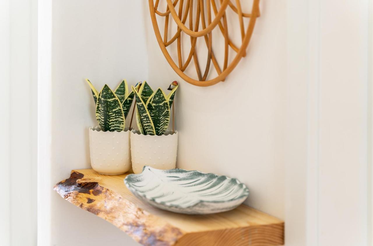 Renew Yourself At An Unvarnished Hideaway Lejlighed
